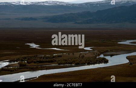 Die weite Wildnis des Altai-Gebirges in der westlichen Mongolei ist die Heimat ethnischer kasakischer Nomaden. Stockfoto