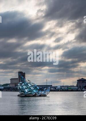 Schwebende Edelstahl- & Glasskulptur Bjørvika liegt, von Monica Bonvicini; vor dem Hafengebiet des Osloer Opernhauses, Norwegen Stockfoto