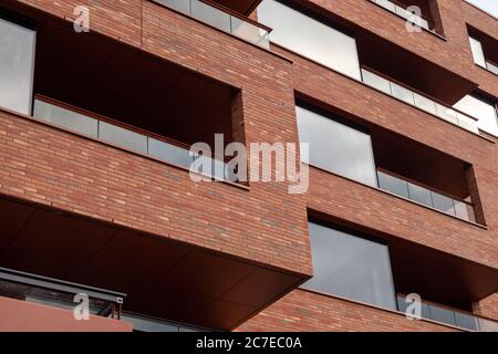 Strukturansicht von schönen roten Ziegelsteinen modernes Gebäude mit großen Fenstern. Neue Stadtarchitektur in Oslo, Norwegen Stockfoto