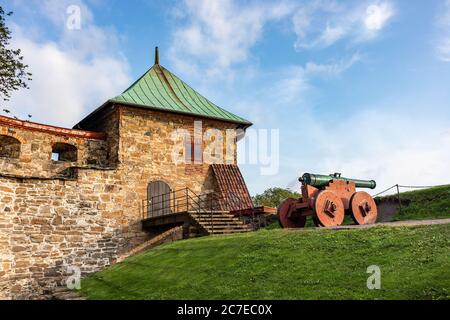 Artillerie-Kanone in mittelalterlichen Burg Akershus Festung an hellen sonnigen Herbsttag in Oslo, Norwegen. Europäische Fort Struktur Wahrzeichen Stockfoto