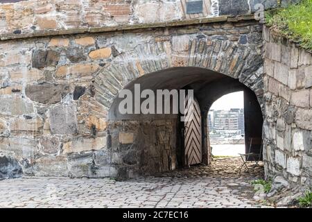 Blick auf Oslo durch alte Tore der Akershus Festung in Oslo, Norwegen. Europäische Fort Struktur Wahrzeichen Stockfoto