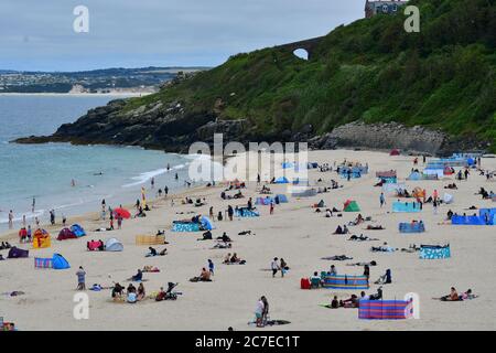 Cornwall, Großbritannien. Juli 2020. 16. Juli 2020.Laziger Nachmittag an einem gepackten Strand in, Carbis Bay, Cornwall an einem heißen Nachmittag. Bild: Robert Timoney/Alamy Live News