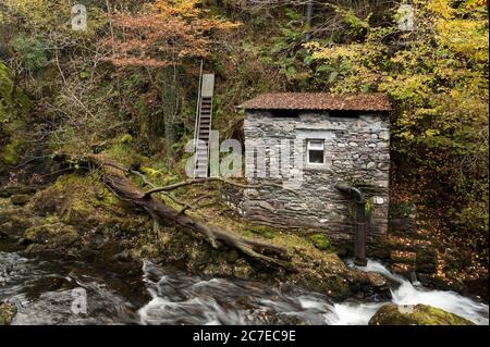 Kleine Wasserkraftanlage am Fluss Brithay, Lake District, Großbritannien Stockfoto