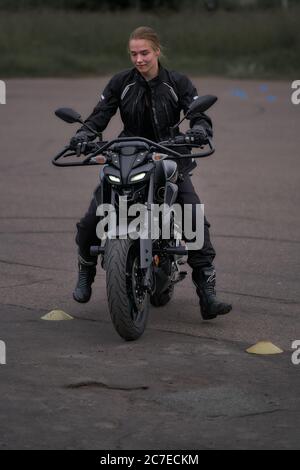 25-05-2020 Riga, Lettland. Motorradfahrer fährt auf Straße, Vorderansicht, Nahaufnahme. Stockfoto
