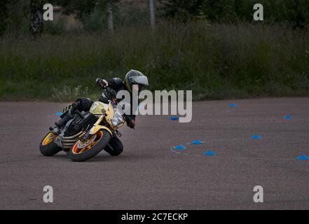 25-05-2020 Riga, Lettland. Motorradfahrer fährt auf Straße, Vorderansicht, Nahaufnahme. Stockfoto
