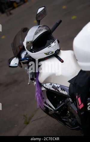 25-05-2020 Riga, Lettland. Motorradfahrer fährt auf Straße, Vorderansicht, Nahaufnahme. Stockfoto