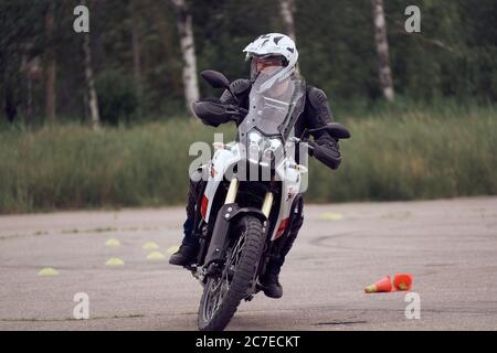 25-05-2020 Riga, Lettland. Motorradfahrer fährt auf Straße, Vorderansicht, Nahaufnahme. Stockfoto