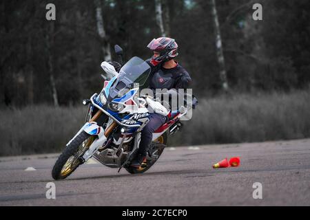25-05-2020 Riga, Lettland. Motorradfahrer fährt auf Straße, Vorderansicht, Nahaufnahme. Stockfoto