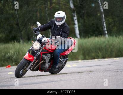 25-05-2020 Riga, Lettland. Motorradfahrer fährt auf Straße, Vorderansicht, Nahaufnahme. Stockfoto