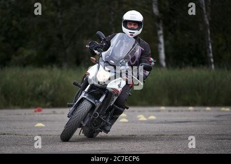 25-05-2020 Riga, Lettland. Motorradfahrer fährt auf Straße, Vorderansicht, Nahaufnahme. Stockfoto