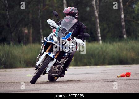 25-05-2020 Riga, Lettland. Motorradfahrer fährt auf Straße, Vorderansicht, Nahaufnahme. Stockfoto
