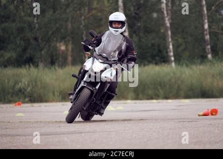 25-05-2020 Riga, Lettland. Motorradfahrer fährt auf Straße, Vorderansicht, Nahaufnahme. Stockfoto