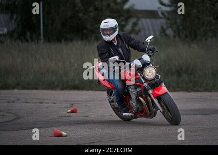 25-05-2020 Riga, Lettland. Motorradfahrer fährt auf Straße, Vorderansicht, Nahaufnahme. Stockfoto