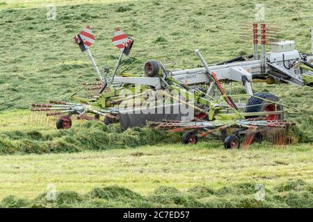 Silage-Tedding auf einer Yorkshire Farm in England. Stockfoto