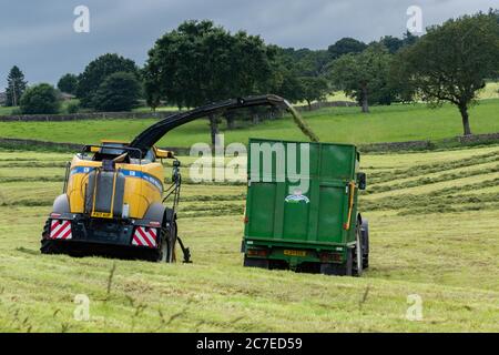 Landwirtschaftliche Fahrzeuge sammeln Silage auf einem Yorkshire-Bauernhof in England, Großbritannien Stockfoto