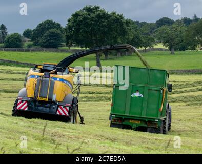 Landwirtschaftliche Fahrzeuge sammeln Silage auf einem Yorkshire-Bauernhof in England, Großbritannien Stockfoto