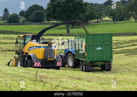 Landwirtschaftliche Fahrzeuge sammeln Silage auf einem Yorkshire-Bauernhof in England, Großbritannien Stockfoto