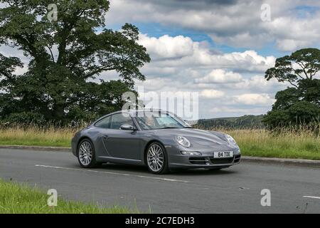 84TDE 2005 Porsche 911 Carrera 2 S Gray Coupe Benzin Fahren auf der M6 bei Preston in Lancashire, UK Stockfoto