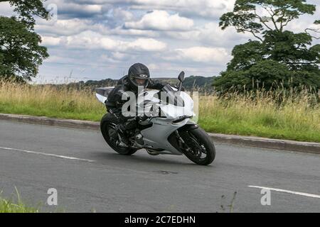 Ducati 899 Motorrad-Fahrer; zwei Rädern Transport, Motorräder, Fahrzeug, Straßen, Motorräder, Motorrad-Fahrer motoring in Chorley, UK Stockfoto