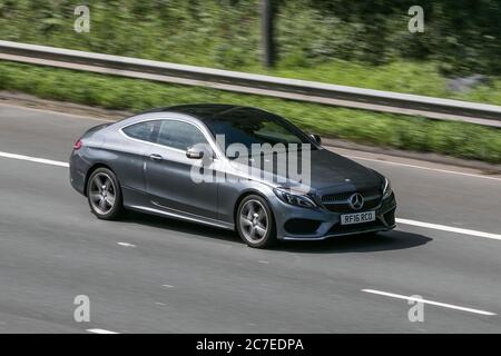 Ein Mercedes-Benz C 220 AMG Line Grey Car Coupé Diesel aus dem Jahr 2016 auf der Autobahn M6 bei Preston in Lancashire, Großbritannien Stockfoto