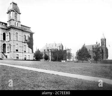 Campus-Gebäude, Crouse Memorial College im Hintergrund, Syracuse University, Syracuse, New York, USA, Detroit Publishing Company, 1900 Stockfoto