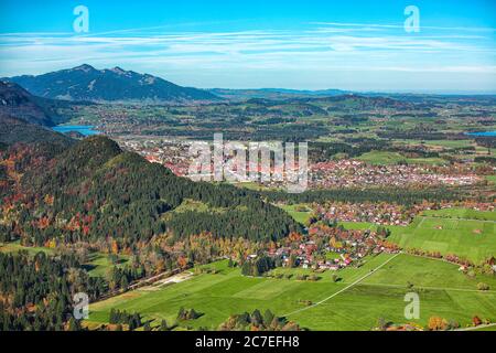 Draufsicht Panorama Schwangau Dorf im Herbst. Lage: Dorf Schwangau, in der Nähe von Füssen, Südwestbayern, Deutschland, Europa Stockfoto