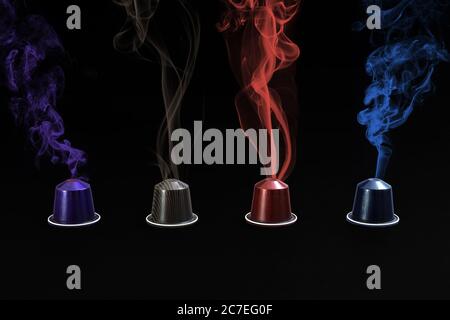 Schöne Aufnahme von bunten Rauch aus kleinen bunten kommen Behälter mit schwarzem Hintergrund Stockfoto
