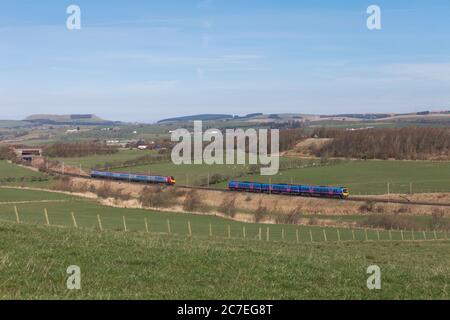 Virgin West Coast und erste TransPennine Express Diesel Züge auf der elektrifizierten Westküste Hauptlinie Stockfoto