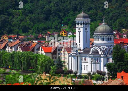 Blick über die Stadt Sighisoara. Die Dreifaltigkeitskirche eine rumänisch-orthodoxe Kirche im neo-byzantinischen Stil. Sighisoara, Siebenbürgen, Roman Stockfoto