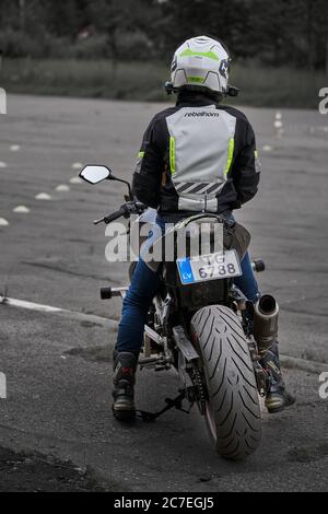 25-05-2020 Riga, Lettland. Motorradfahrer fährt auf Straße, Vorderansicht, Nahaufnahme. Stockfoto
