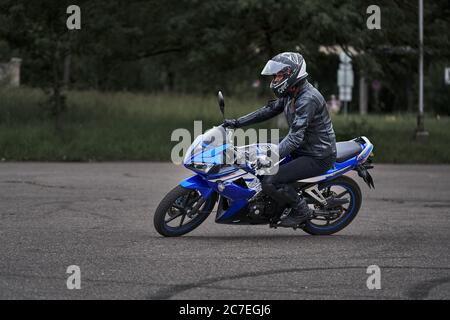 25-05-2020 Riga, Lettland. Motorradfahrer fährt auf Straße, Vorderansicht, Nahaufnahme. Stockfoto