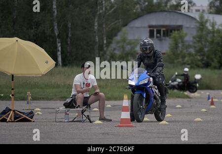 25-05-2020 Riga, Lettland. Motorradfahrer fährt auf Straße, Vorderansicht, Nahaufnahme. Stockfoto