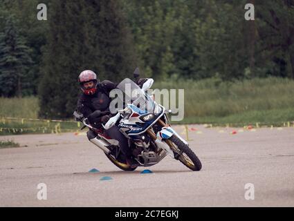 25-05-2020 Riga, Lettland. Motorradfahrer fährt auf Straße, Vorderansicht, Nahaufnahme. Stockfoto