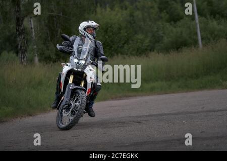 25-05-2020 Riga, Lettland. Motorradfahrer fährt auf Straße, Vorderansicht, Nahaufnahme. Stockfoto