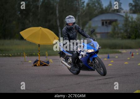 25-05-2020 Riga, Lettland. Motorradfahrer fährt auf Straße, Vorderansicht, Nahaufnahme. Stockfoto