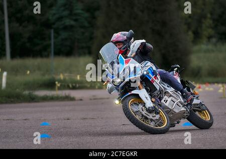 25-05-2020 Riga, Lettland. Motorradfahrer fährt auf Straße, Vorderansicht, Nahaufnahme. Stockfoto