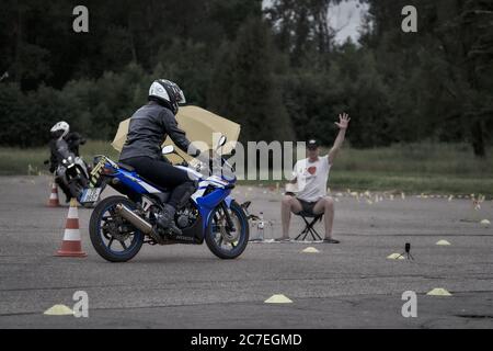 25-05-2020 Riga, Lettland. Motorradfahrer fährt auf Straße, Vorderansicht, Nahaufnahme. Stockfoto
