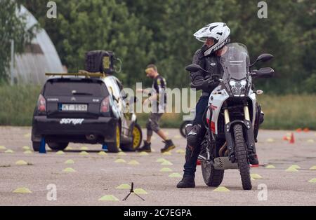 25-05-2020 Riga, Lettland. Motorradfahrer fährt auf Straße, Vorderansicht, Nahaufnahme. Stockfoto