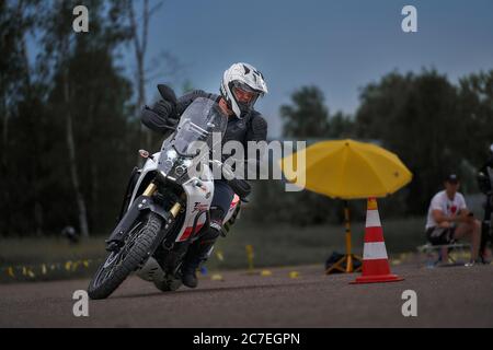 25-05-2020 Riga, Lettland. Motorradfahrer fährt auf Straße, Vorderansicht, Nahaufnahme. Stockfoto