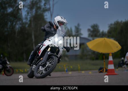 25-05-2020 Riga, Lettland. Motorradfahrer fährt auf Straße, Vorderansicht, Nahaufnahme. Stockfoto