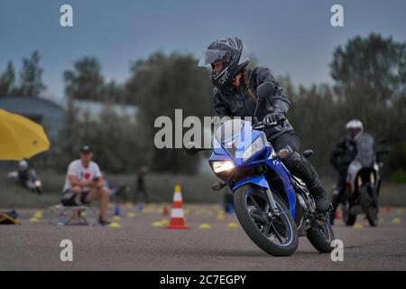 25-05-2020 Riga, Lettland. Motorradfahrer fährt auf Straße, Vorderansicht, Nahaufnahme. Stockfoto