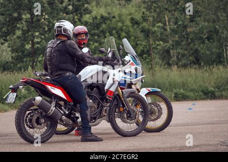 25-05-2020 Riga, Lettland. Motorradfahrer fährt auf Straße, Vorderansicht, Nahaufnahme. Stockfoto
