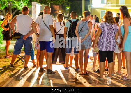 Zuschauer versammeln sich, um einen Künstler bei der Arbeit an einem heißen Sommerabend in Zadar, Dalmatien, Kroatien zu beobachten Stockfoto