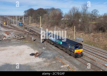 Direktbahn Dienste der Baureihe 66 Lokomotive 66433 Ankunft in Carlisle Kingmoor Hof mit leeren intermodalen Containerwohnungen aus Reparatur Stockfoto