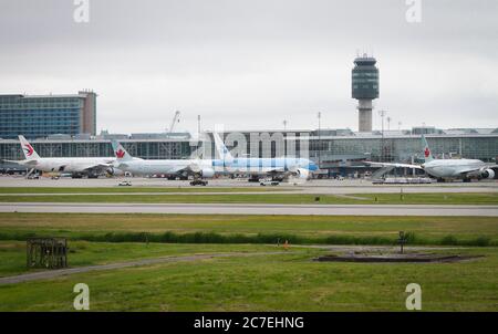 Richmond, Kanada. Juli 2020. Flugzeuge werden am 16. Juli 2020 auf dem Vancouver International Airport in Richmond, British Columbia, Kanada, gesehen. Im Juli wurden insgesamt 31 internationale und inländische Flüge von der kanadischen Regierung als mögliche Exposition gegenüber dem neuartigen Coronavirus gekennzeichnet. Passagiere in der Nähe der betroffenen Reihen gelten als enger Kontakt und können gefährdet sein, die Regierung sagte auf seiner Website. Quelle: Liang Sen/Xinhua/Alamy Live News Stockfoto