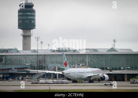 Richmond, Kanada. Juli 2020. Am 16. Juli 2020 wird ein Air Canada Flugzeug am Vancouver International Airport in Richmond, British Columbia, Kanada, gesehen. Im Juli wurden insgesamt 31 internationale und inländische Flüge von der kanadischen Regierung als mögliche Exposition gegenüber dem neuartigen Coronavirus gekennzeichnet. Passagiere in der Nähe der betroffenen Reihen gelten als enger Kontakt und können gefährdet sein, die Regierung sagte auf seiner Website. Quelle: Liang Sen/Xinhua/Alamy Live News Stockfoto