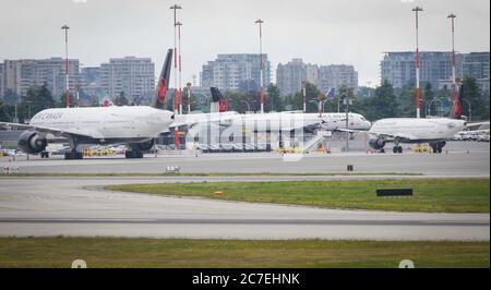 Richmond, Kanada. Juli 2020. Air Canada Flugzeuge werden am 16. Juli 2020 auf dem Vancouver International Airport in Richmond, British Columbia, Kanada, gesehen. Im Juli wurden insgesamt 31 internationale und inländische Flüge von der kanadischen Regierung als mögliche Exposition gegenüber dem neuartigen Coronavirus gekennzeichnet. Passagiere in der Nähe der betroffenen Reihen gelten als enger Kontakt und können gefährdet sein, die Regierung sagte auf seiner Website. Quelle: Liang Sen/Xinhua/Alamy Live News Stockfoto