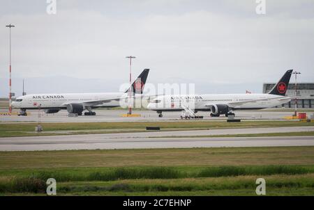 Richmond, Kanada. Juli 2020. Air Canada Flugzeuge werden am 16. Juli 2020 auf dem Vancouver International Airport in Richmond, British Columbia, Kanada, gesehen. Im Juli wurden insgesamt 31 internationale und inländische Flüge von der kanadischen Regierung als mögliche Exposition gegenüber dem neuartigen Coronavirus gekennzeichnet. Passagiere in der Nähe der betroffenen Reihen gelten als enger Kontakt und können gefährdet sein, die Regierung sagte auf seiner Website. Quelle: Liang Sen/Xinhua/Alamy Live News Stockfoto