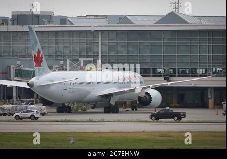 Richmond, Kanada. Juli 2020. Am 16. Juli 2020 wird ein Air Canada Flugzeug am Vancouver International Airport in Richmond, British Columbia, Kanada, gesehen. Im Juli wurden insgesamt 31 internationale und inländische Flüge von der kanadischen Regierung als mögliche Exposition gegenüber dem neuartigen Coronavirus gekennzeichnet. Passagiere in der Nähe der betroffenen Reihen gelten als enger Kontakt und können gefährdet sein, die Regierung sagte auf seiner Website. Quelle: Liang Sen/Xinhua/Alamy Live News Stockfoto