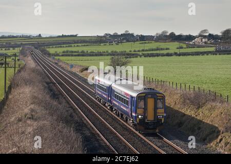 ScotRail Diesel-Sprinter-Zug der Baureihe 156 156449, der Eastriggs, Schottland, auf der Glasgow und der südwestlichen Hauptlinie durchqurt Stockfoto